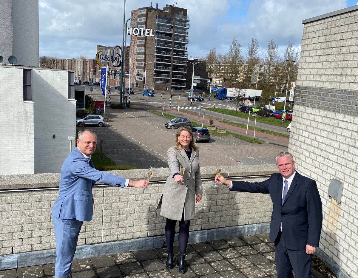 Foto van het proostmoment bij de ondertekening van de uitvoeringsovereenkomst. Op de foto Gerard Slegers, wethouder Verkeer gemeente Zaanstad, Rosemarijn Dral, wethouder Verkeer gemeente Oostzaan en Jeroen Olthof, gedeputeerde verkeer Provincie Noord-Holland