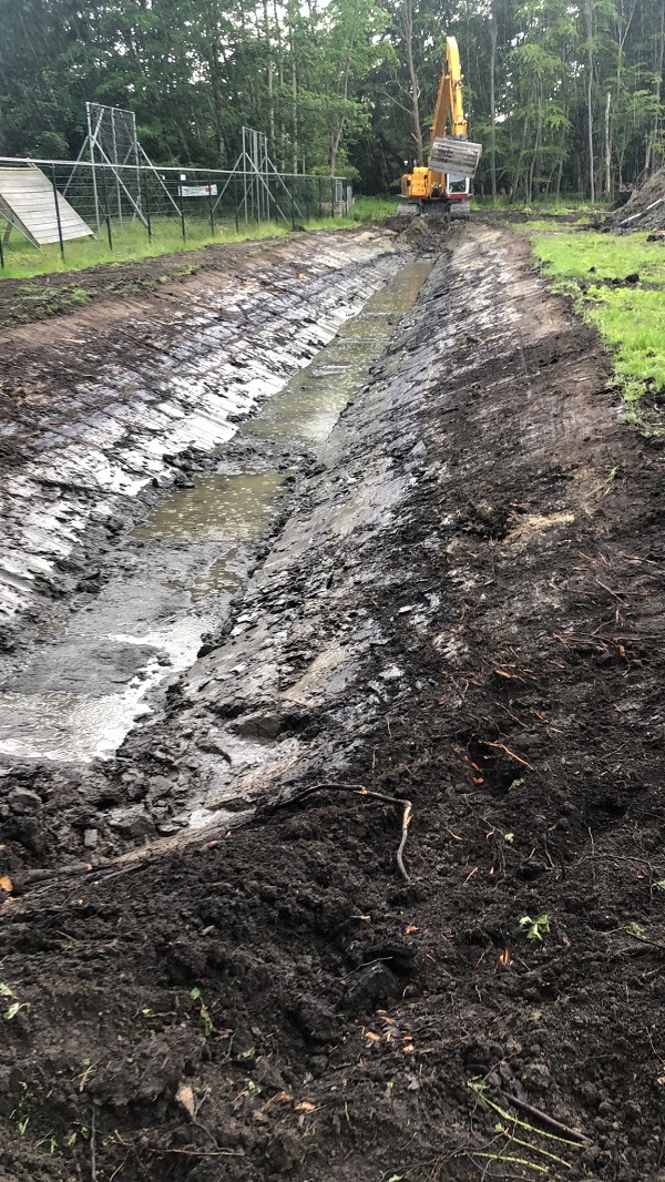 Graafwerkzaamheden voor de watergangen op de nieuwe locatie Shell-tankstation