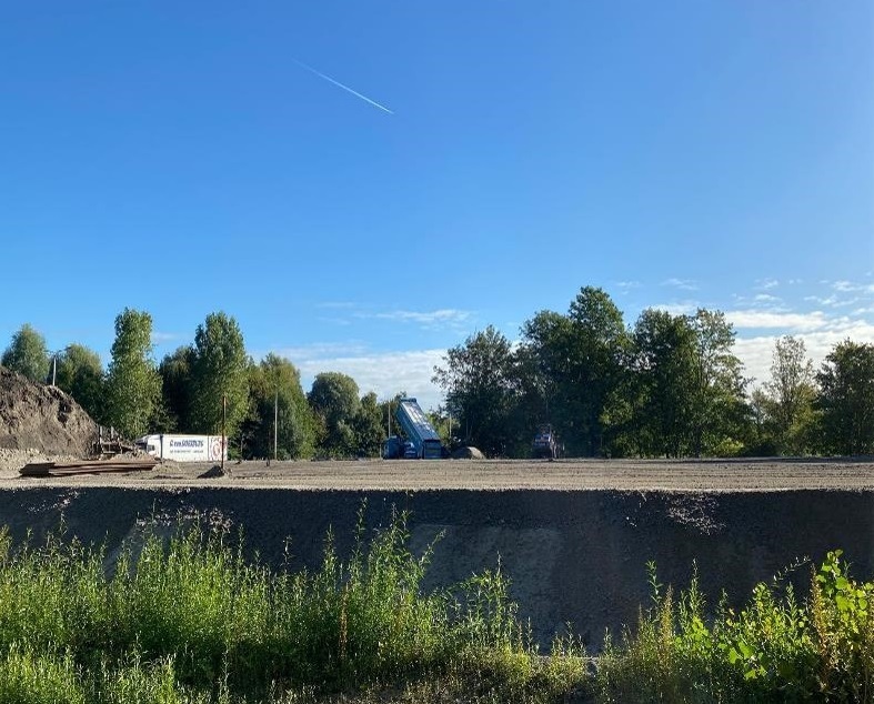 Foto van nieuwe locatie Shell station aan de Thorbeckeweg waar zand is gestort ter voorbelasting van de grond