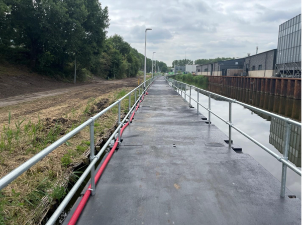 Foto werkzaamheden bouw fietsbruggetje. Bedrijven terrein ambacht